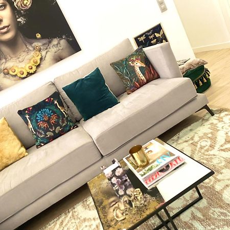 Barcelona Chic Apartments- Free Parking - 10 Min From Bcn City Centre By Metro Exterior photo