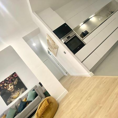 Barcelona Chic Apartments- Free Parking - 10 Min From Bcn City Centre By Metro Exterior photo