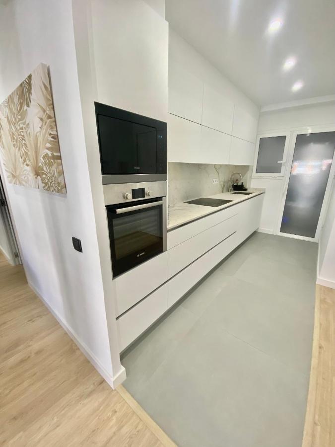 Barcelona Chic Apartments- Free Parking - 10 Min From Bcn City Centre By Metro Exterior photo