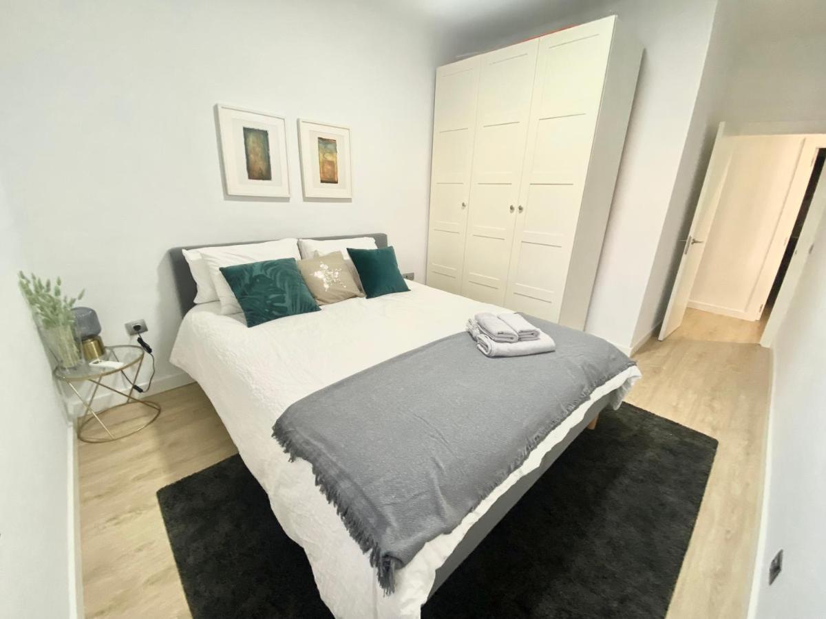 Barcelona Chic Apartments- Free Parking - 10 Min From Bcn City Centre By Metro Exterior photo