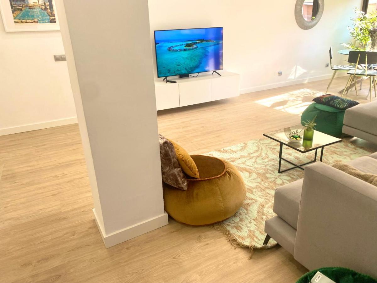 Barcelona Chic Apartments- Free Parking - 10 Min From Bcn City Centre By Metro Exterior photo
