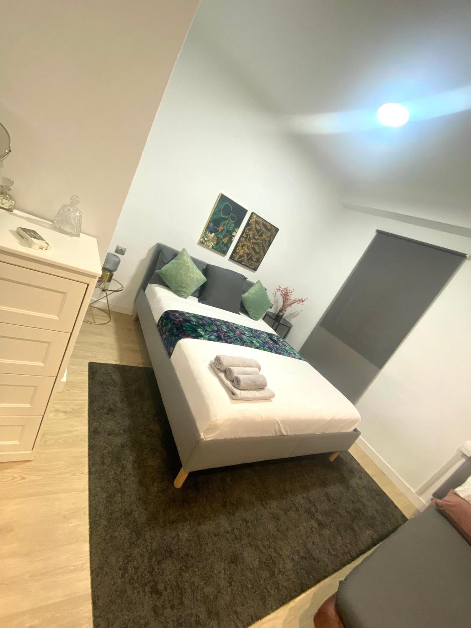 Barcelona Chic Apartments- Free Parking - 10 Min From Bcn City Centre By Metro Exterior photo