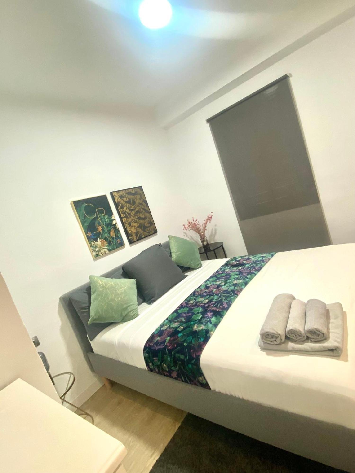 Barcelona Chic Apartments- Free Parking - 10 Min From Bcn City Centre By Metro Exterior photo