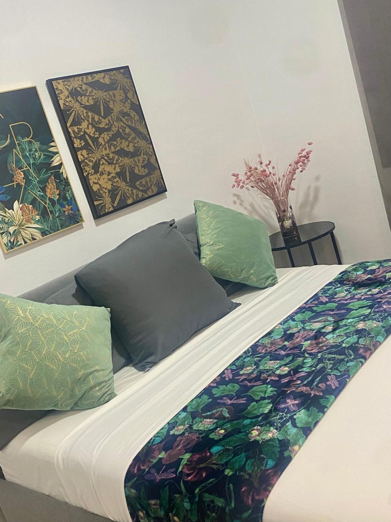 Barcelona Chic Apartments- Free Parking - 10 Min From Bcn City Centre By Metro Exterior photo
